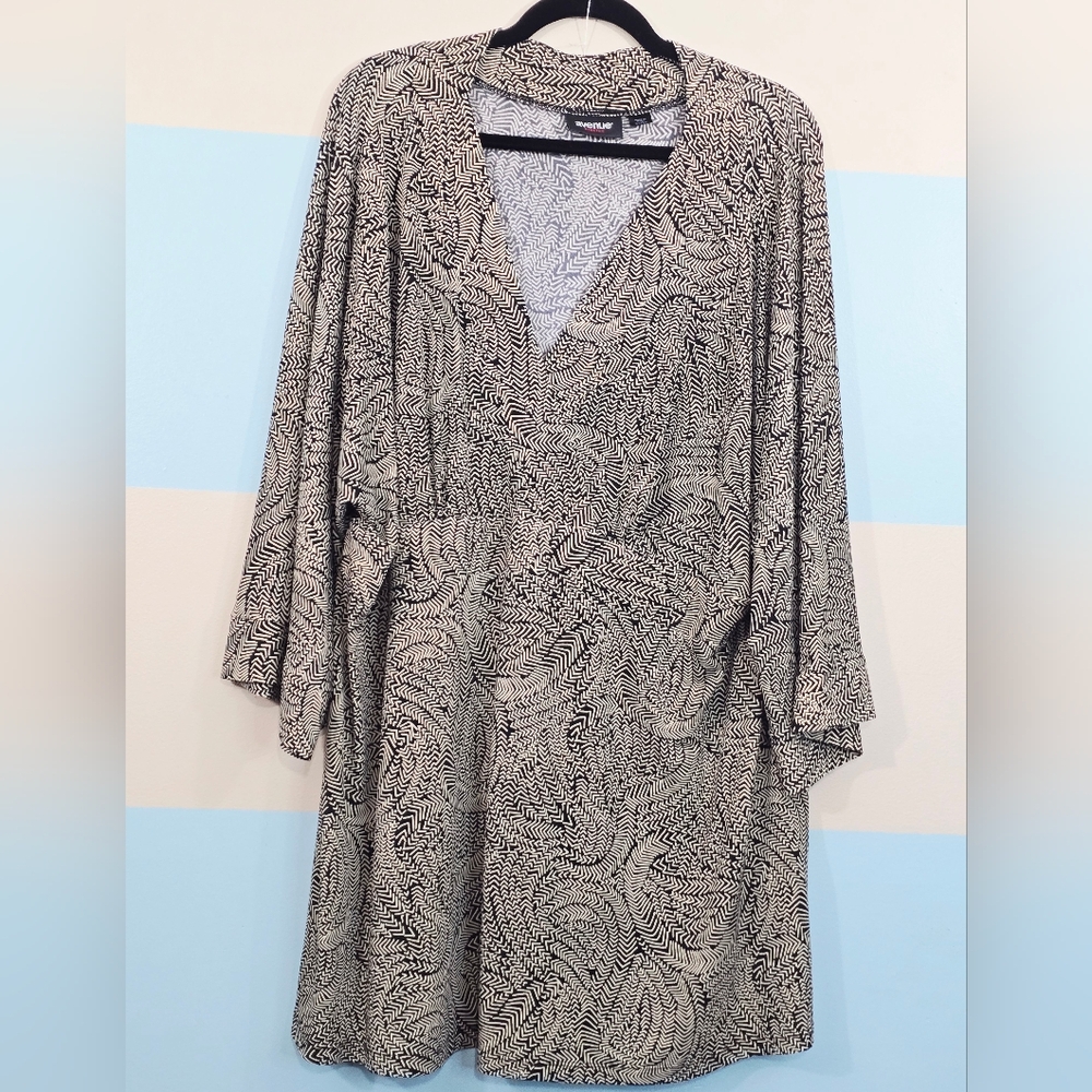 Avenue Plus Size Zigzag V-neck Tunic Blouse - Picture 2 of 8